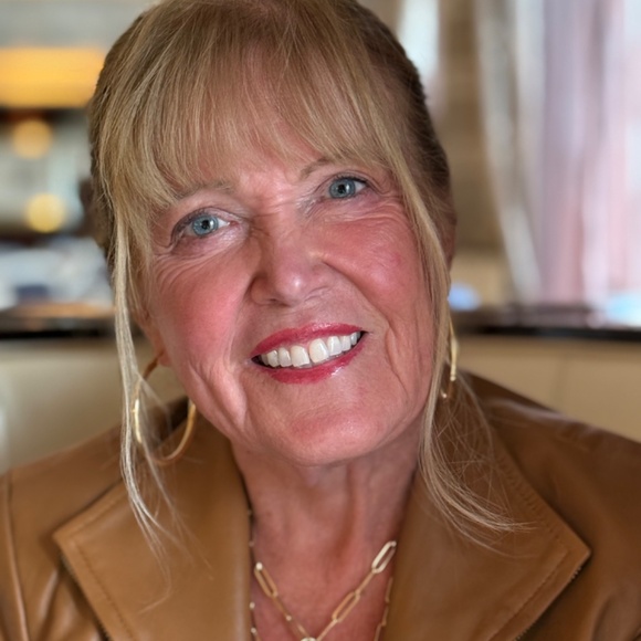 Meet your Posher, Lindy - Picture 3 of 6